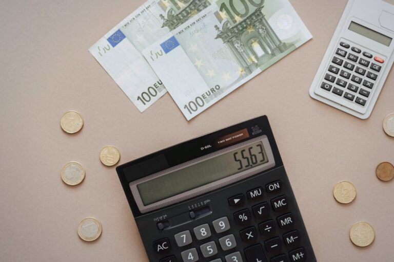 Calculadora y billetes de euro: abogado de exoneración del pasivo y plan de pagos en Madrid