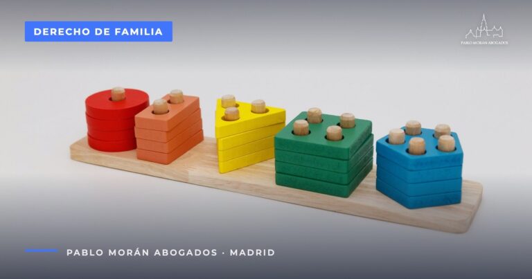 Piezas de madera de colores sobre una base blanca: Fondo de Garantía del Pago de Alimentos y anticipo de la pensión, abogado de familia en Madrid