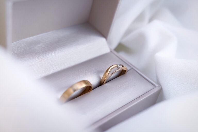 Alianzas de boda sobre tela blanca: abogado de familia y herencias en Madrid