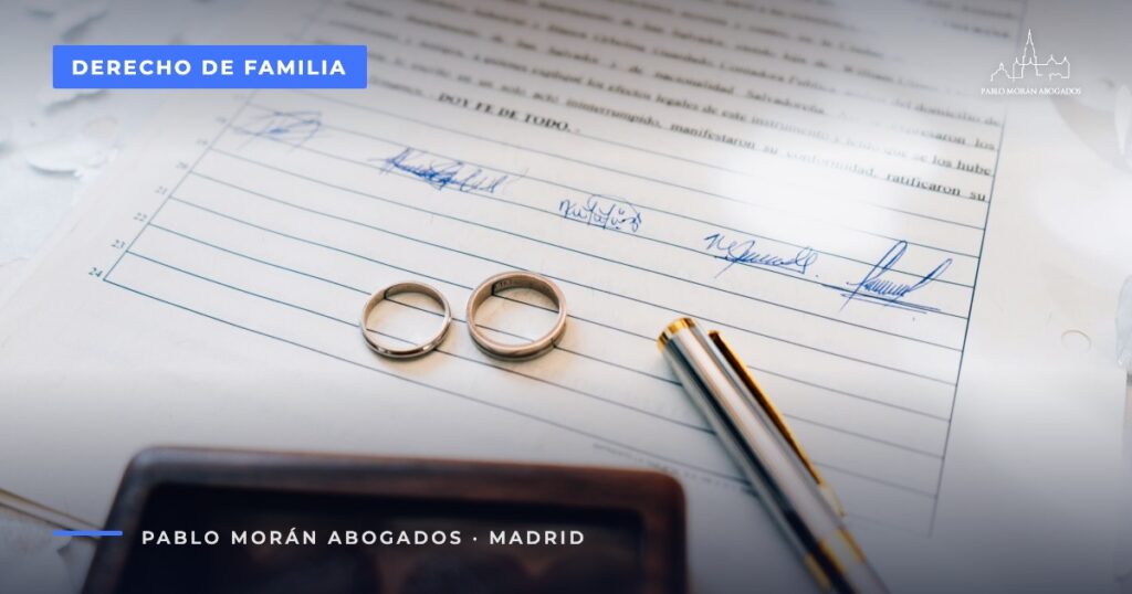 Dos alianzas sobre un documento firmado con una pluma: pareja de hecho en Madrid, abogado de derecho de familia