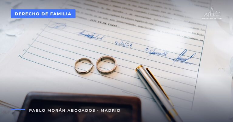 Dos alianzas sobre un documento firmado con una pluma: pareja de hecho en Madrid, abogado de derecho de familia