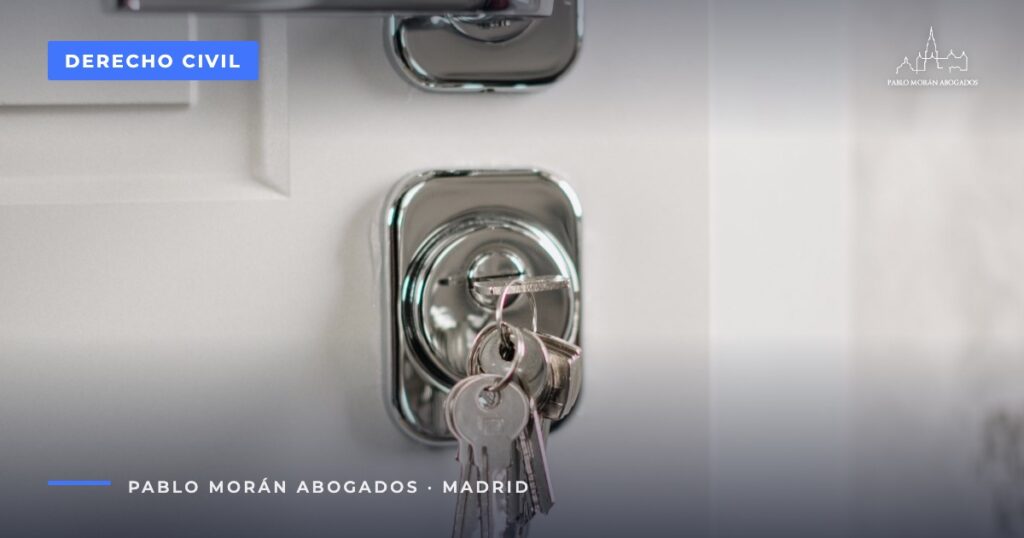 Llaves en la cerradura de una puerta blanca: fianza del alquiler, depósito y devolución, abogado de arrendamientos en Madrid