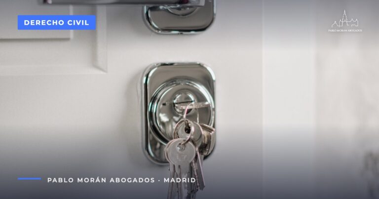 Llaves en la cerradura de una puerta blanca: fianza del alquiler, depósito y devolución, abogado de arrendamientos en Madrid
