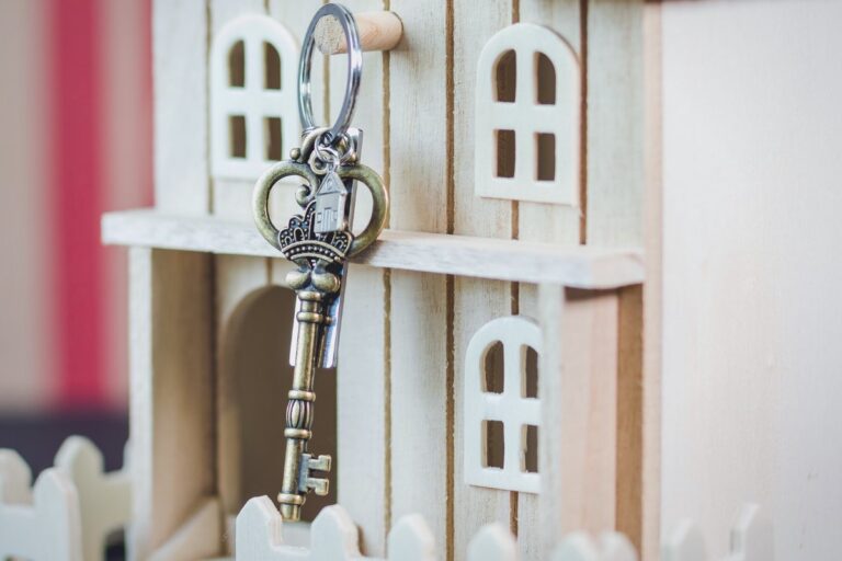 Casa de madera con una llave colgada: abogado de gananciales y parejas de hecho en Madrid