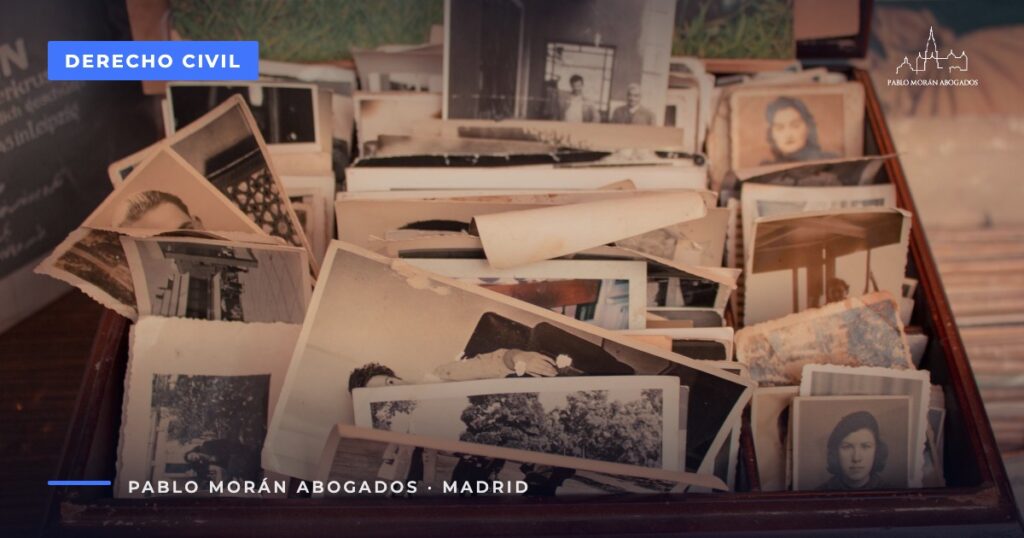 Caja con fotografías antiguas de familia: herencia sin testamento y declaración de herederos, abogado de herencias en Madrid