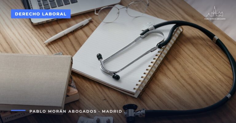 Estetoscopio, portátil y pastillas sobre una mesa de madera: impugnar el alta médica y volver al trabajo, abogado laboral en Madrid
