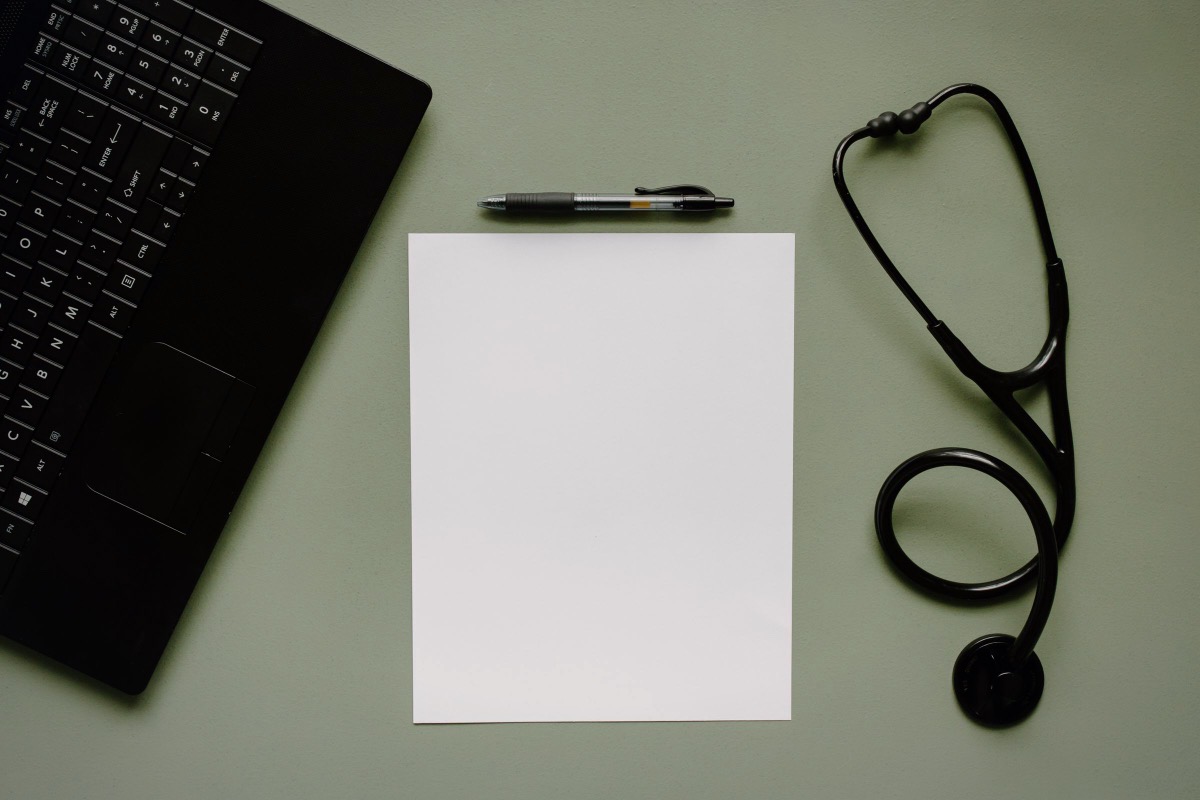 Estetoscopio y folio en blanco sobre una mesa: abogado de incapacidad laboral permanente en Madrid