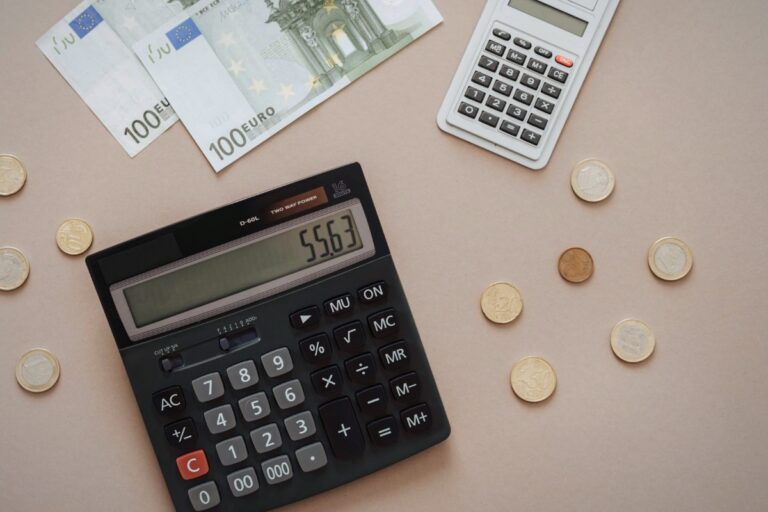 Calculadora y monedas: indemnización por acoso laboral y daños morales, abogado en Madrid