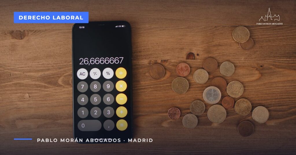 Calculadora del móvil y monedas de euro sobre una mesa de madera: cómo calcular la indemnización por despido, abogado laboral en Madrid