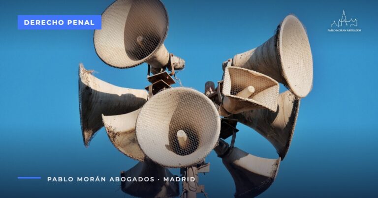 Altavoces de megafonía contra un cielo azul: injurias y calumnias, abogado penalista en Madrid