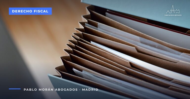 Carpeta archivadora con documentos: inspección de Hacienda, fases y derechos del contribuyente, abogado fiscalista en Madrid