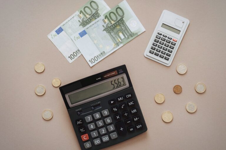 Calculadora y billetes: abogado de IRPF y declaración de la renta en Madrid