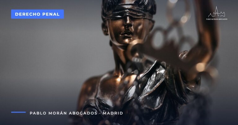 Estatuilla de la Justicia en primer plano: juicio por delito leve, abogado penalista en Madrid