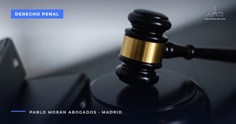 Mazo de madera negro sobre una mesa: juicio rápido y conformidad en el juzgado de guardia, abogado penalista en Madrid