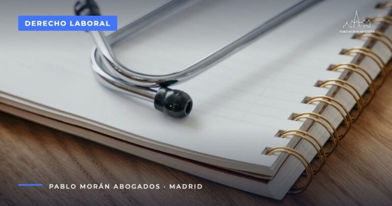 Estetoscopio, cuaderno y pastillas sobre una mesa de madera: baja médica por incapacidad temporal, abogado laboral en Madrid