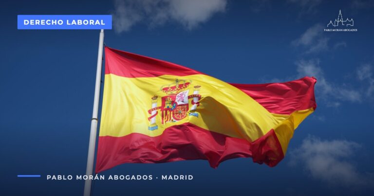 Bandera de España ondeando sobre un cielo azul con nubes: Real Decreto-ley 31/2026 de Seguridad Social, abogado laboral en Madrid