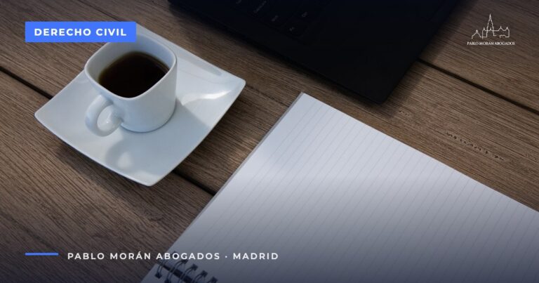 Mesa con un café y un cuaderno en blanco: intento de negociación o mediación antes de demandar, abogado civil en Madrid
