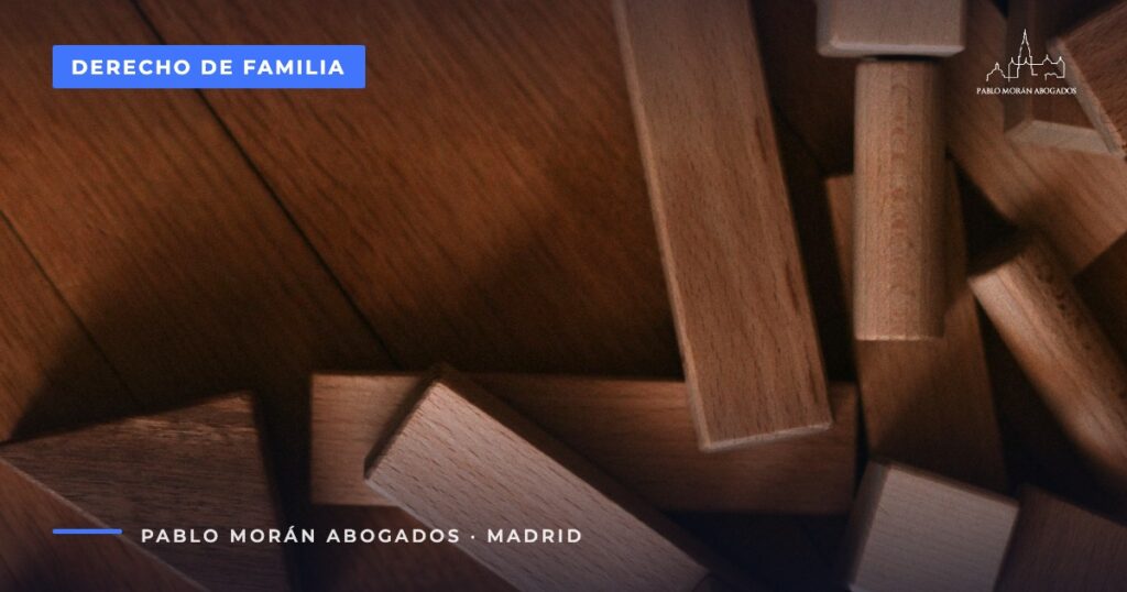 Piezas de madera esparcidas por el suelo: modificar la custodia o la pensión de alimentos tras el divorcio, abogado de familia en Madrid