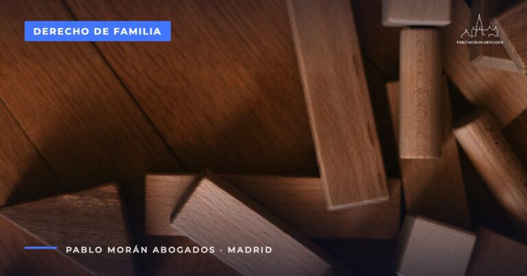 Piezas de madera esparcidas por el suelo: modificar la custodia o la pensión de alimentos tras el divorcio, abogado de familia en Madrid