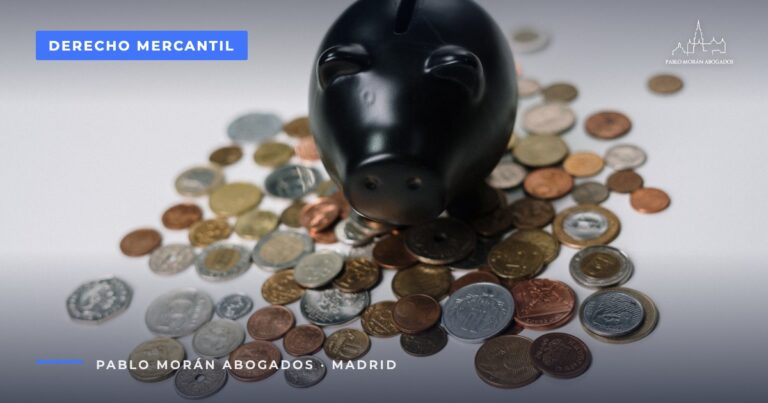 Hucha negra rodeada de monedas: facturas impagadas y morosidad entre empresas, abogado mercantilista en Madrid