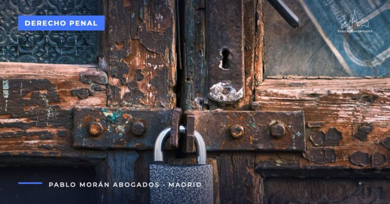 Puerta de madera cerrada con candado: orden de protección y orden de alejamiento, abogado penalista en Madrid