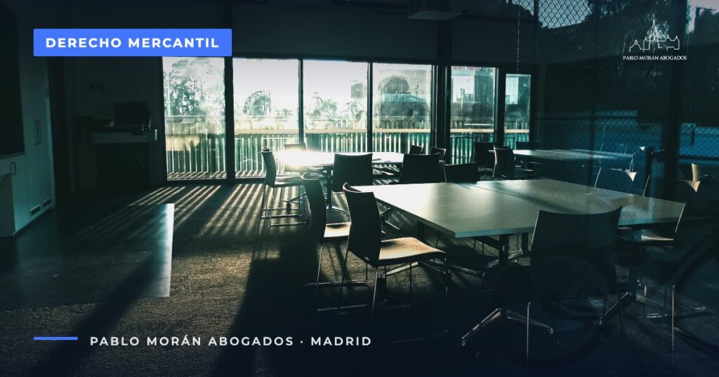 Sala de reuniones con ventanales y mesa de trabajo: pacto de socios y cláusulas entre socios, abogado mercantilista en Madrid
