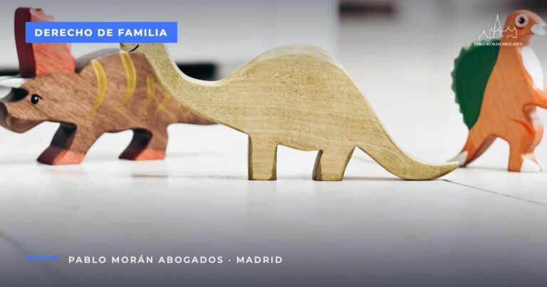 Dinosaurio de juguete de plástico: patria potestad y decisiones sobre los hijos, abogado de familia en Madrid