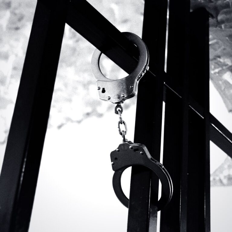 Esposas colgadas de unos barrotes: abogado penalista, acusación y defensa penal en Madrid