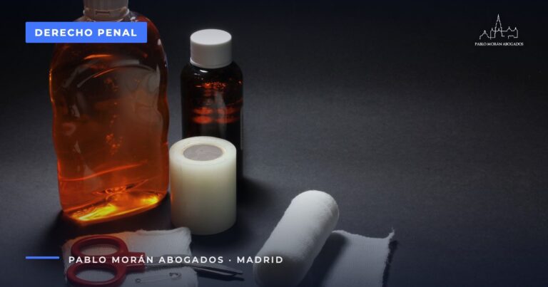 Desinfectante, venda, tijeras y gasas sobre una superficie oscura: delito de lesiones, abogado penalista en Madrid