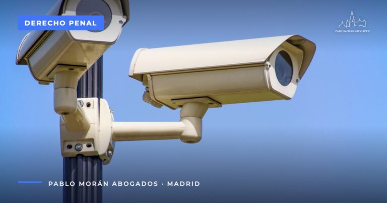 Dos cámaras de videovigilancia sobre un poste negro bajo un cielo azul: multirreincidencia, hurto y estafa, abogado penalista en Madrid