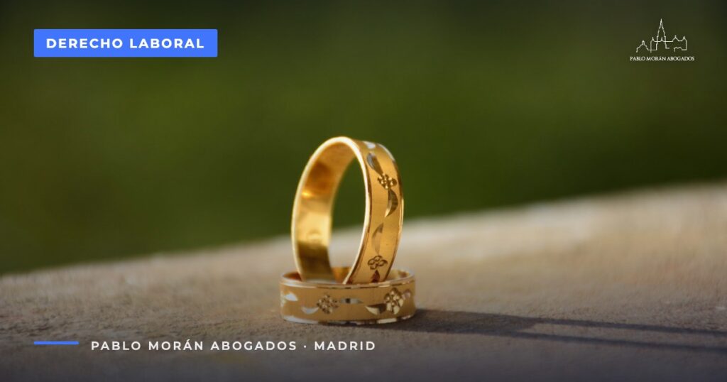 Alianza dorada sobre una superficie de piedra: pensión de viudedad y parejas de hecho, abogado de Seguridad Social en Madrid