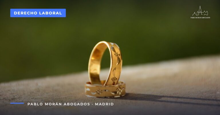 Alianza dorada sobre una superficie de piedra: pensión de viudedad y parejas de hecho, abogado de Seguridad Social en Madrid