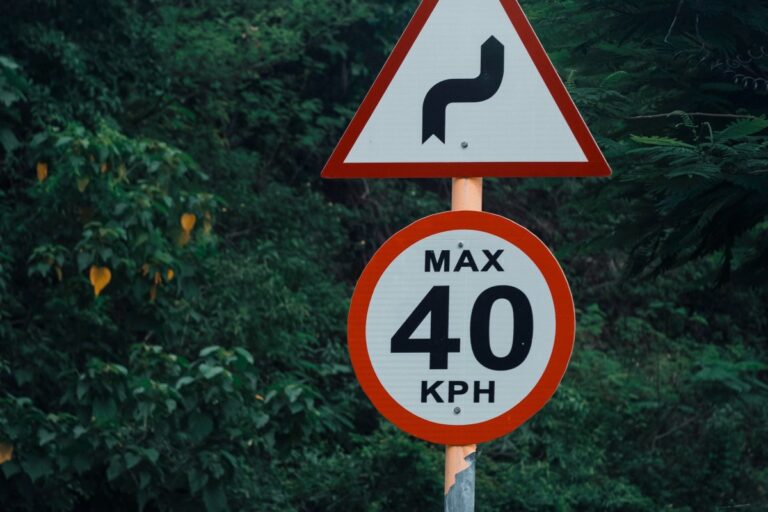 Señales de tráfico en una carretera: abogado de pérdida de puntos del carné en Madrid