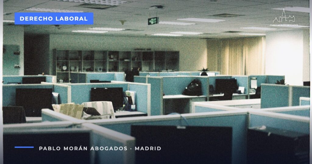 Oficina con puestos de trabajo y monitores: período de prueba y despido durante la prueba, abogado laboral en Madrid