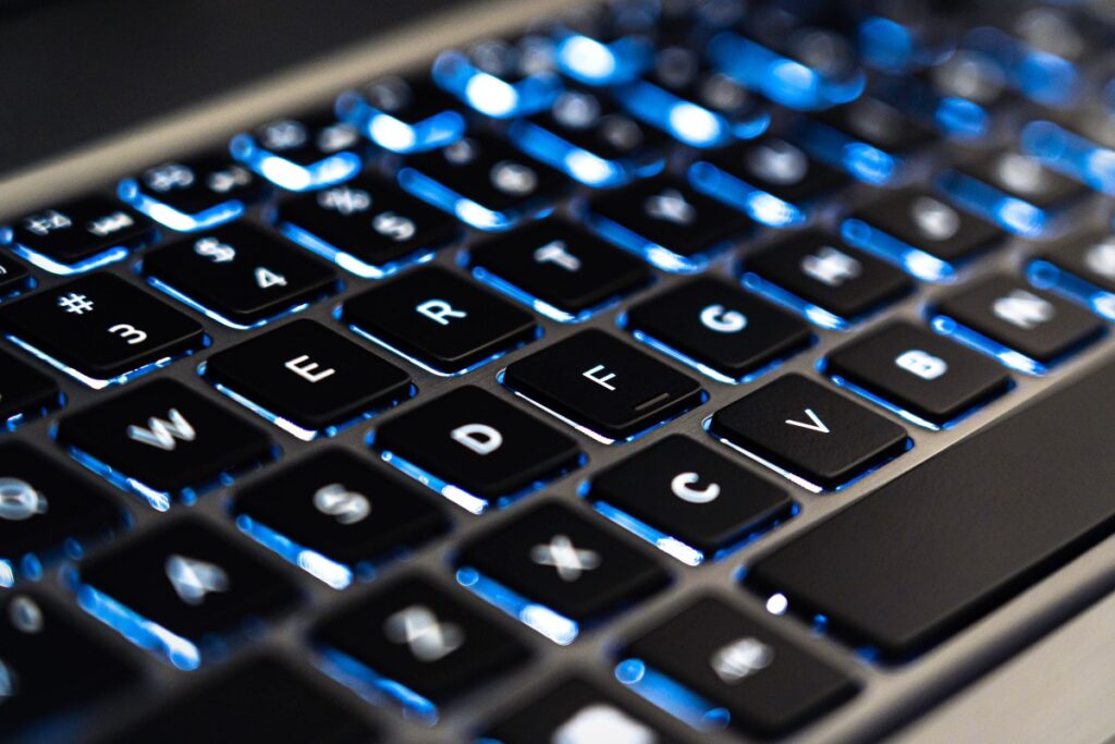 Teclado de portátil retroiluminado: abogado para recuperar el dinero robado por phishing en Madrid