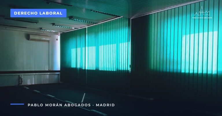 Sala de oficina vacía con persianas verdosas: prestación por desempleo tras un despido, abogado laboral en Madrid