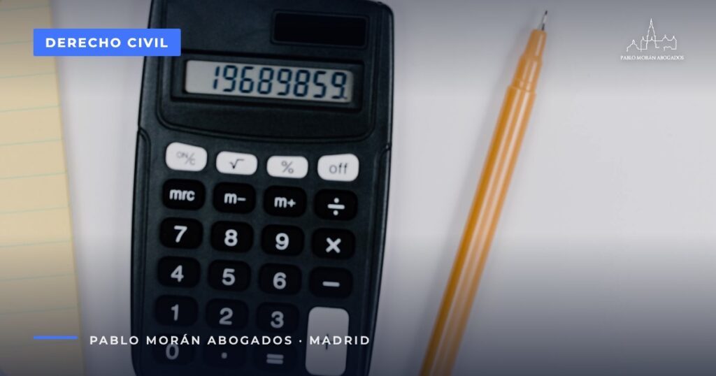 Calculadora sobre una mesa con un lápiz: proceso monitorio para reclamar una deuda, abogado en Madrid