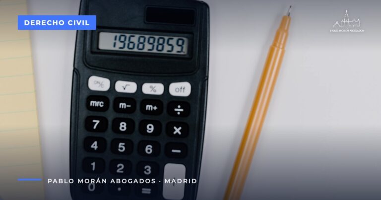 Calculadora sobre una mesa con un lápiz: proceso monitorio para reclamar una deuda, abogado en Madrid