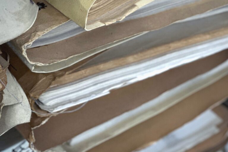 Pila de documentos y expedientes: cómo probar el acoso laboral con un abogado en Madrid
