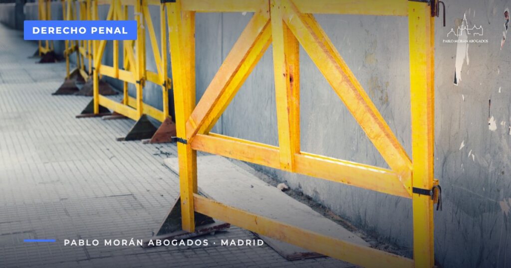 Barreras amarillas en una acera: quebrantamiento de condena y orden de alejamiento, abogado penalista en Madrid