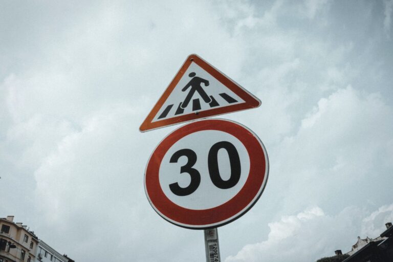 Señal de límite de velocidad junto a un paso de peatones: abogado de multas por radar en Madrid