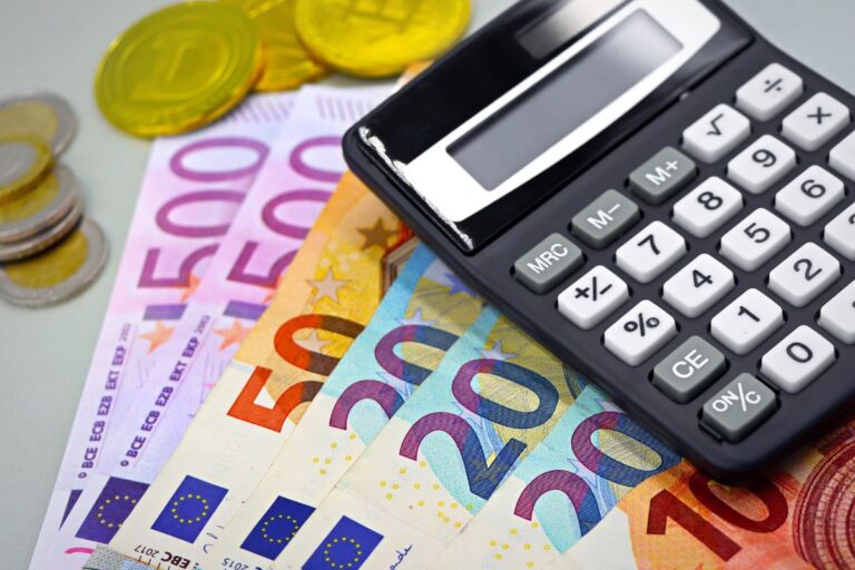 Billetes de euro y calculadora: abogado para reclamar a la aseguradora tras un accidente en Madrid