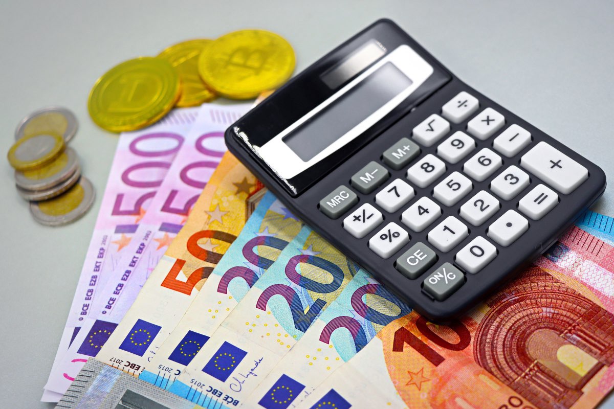 Billetes de euro y calculadora: abogado para reclamar deudas e impagados en Madrid