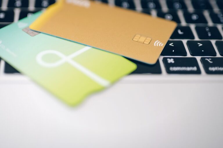 Tarjetas bancarias y teclado de portátil: abogado de reclamaciones bancarias en Madrid