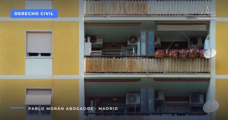 Fachada de un edificio de viviendas con balcones: reclamar a la aseguradora tras un siniestro en el hogar, plazos e intereses, abogado civil en Madrid