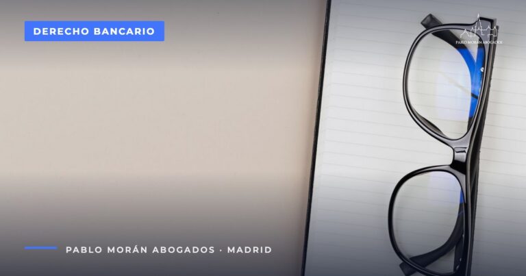 Gafas sobre una libreta junto a un portátil: reclamar a un banco ante el servicio de atención al cliente y el Banco de España, abogado bancario en Madrid
