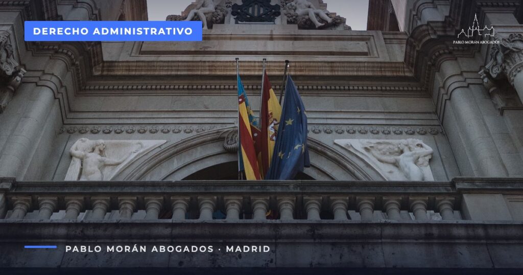 Fachada de un edificio administrativo con banderas: recurso de alzada y de reposición, abogado administrativista en Madrid