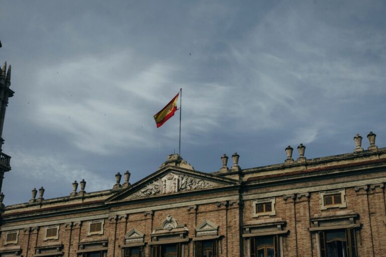 Fachada de un edificio de la Administración: abogado para recursos contra la Administración en Madrid