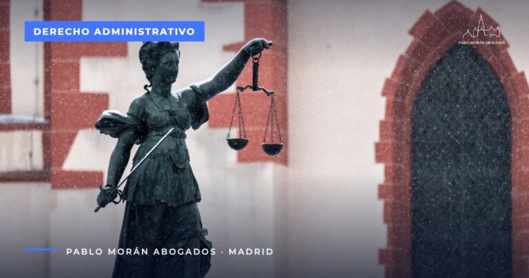 Estatua de la justicia con balanza bajo la nieve: recurso contencioso-administrativo, abogado administrativista en Madrid