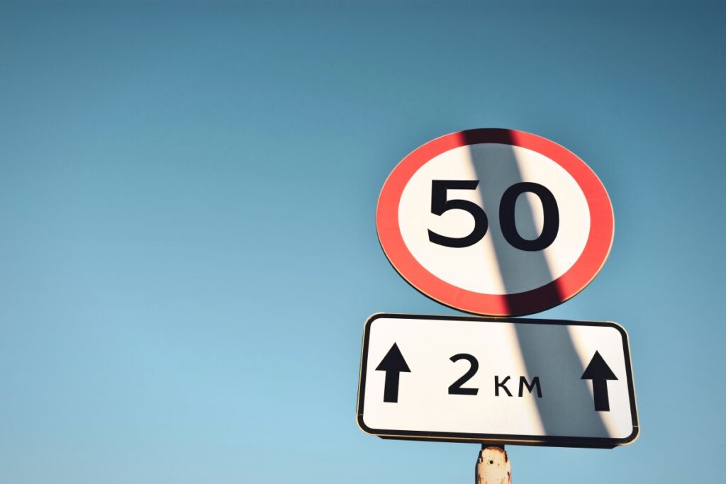 Señal de velocidad máxima 50 km/h: abogado para recurrir multas de tráfico en Madrid